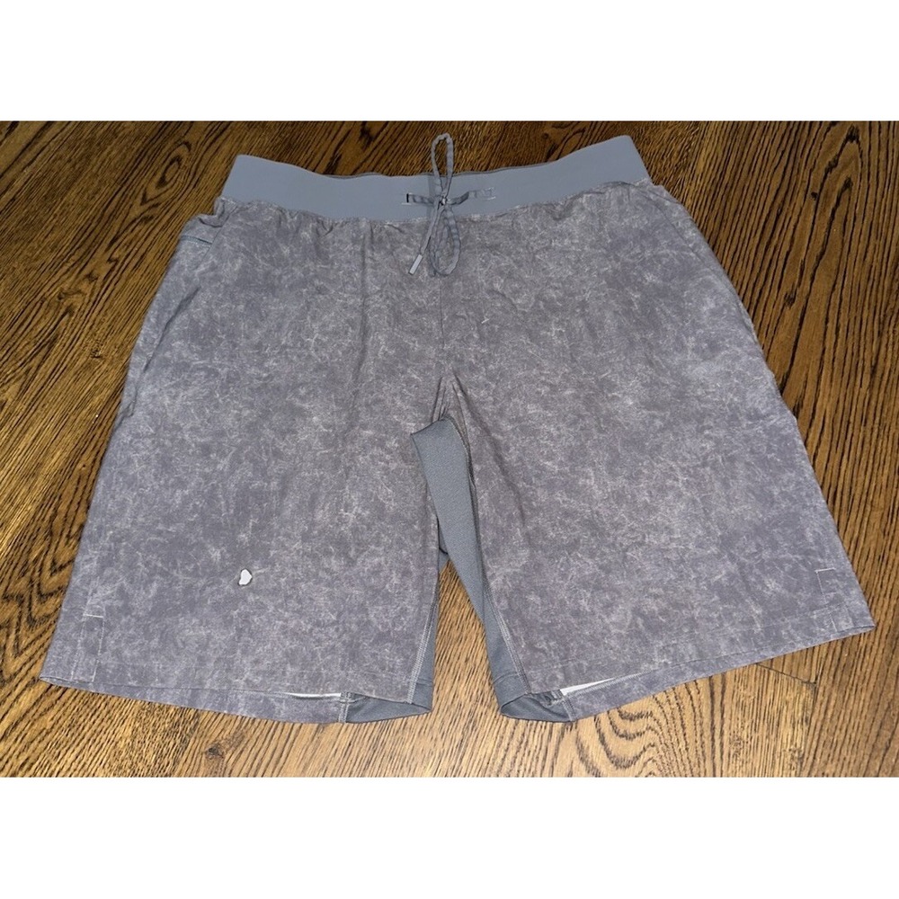 Lululemon Men's T.H.E. 9" Linerless Gravel Dust Asphalt‎ Gray Shorts L FLAW